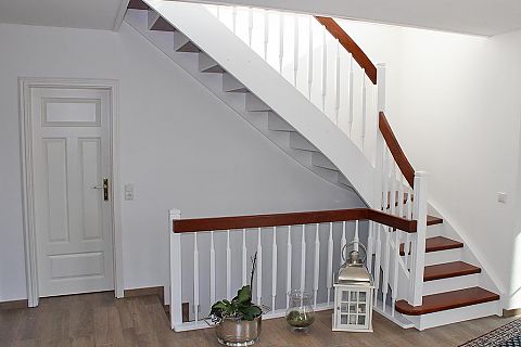 Treppe aus Buche weiß lackiert, Stufen braun gebeizt