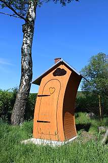 schräges Toilettenhaus